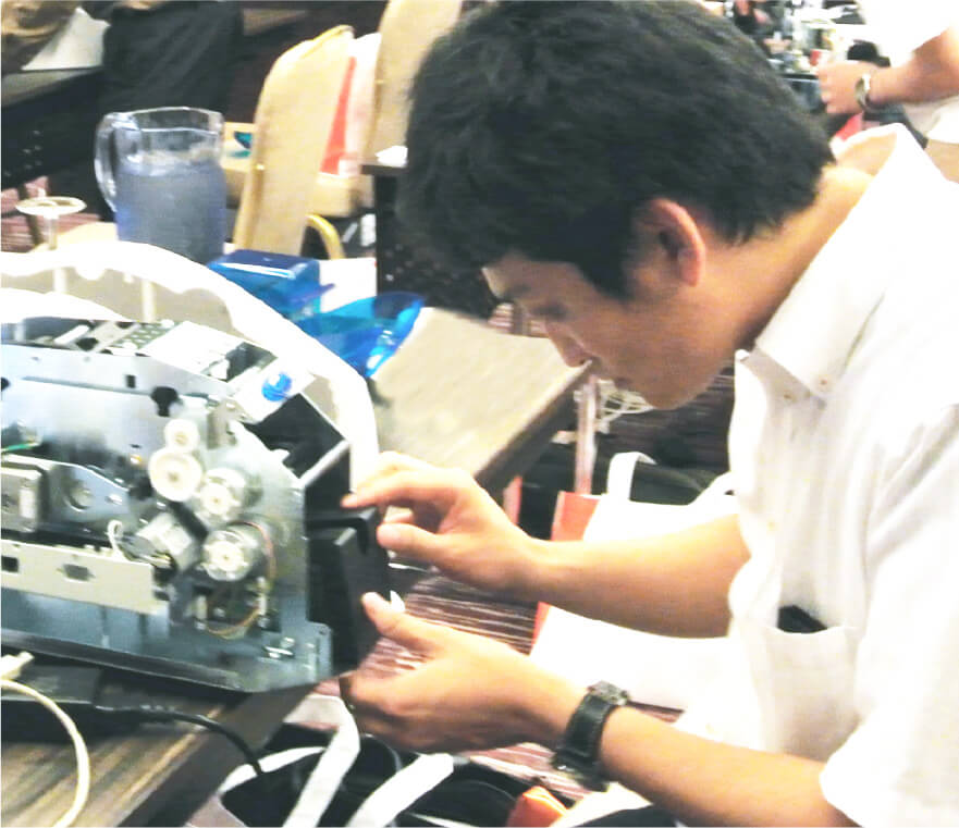 夜の会社の外観