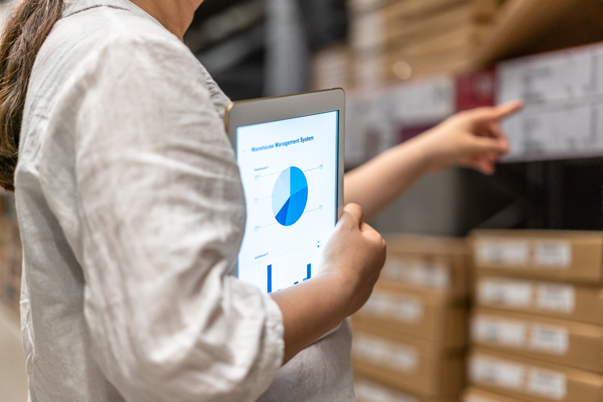 在庫をチェックしている写真