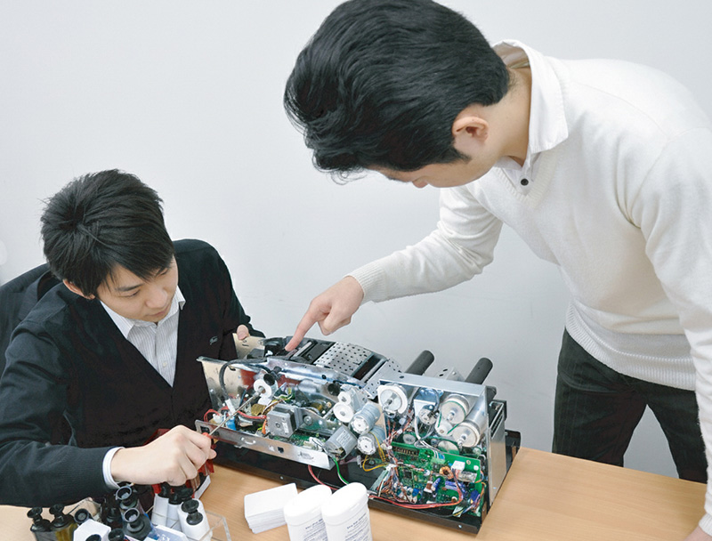 5名の社員の写真