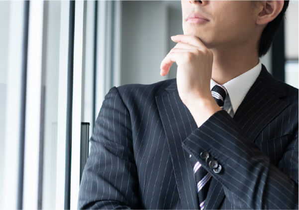 考えるポーズをとる人