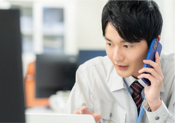 アドバイスをする人、受けている人の写真