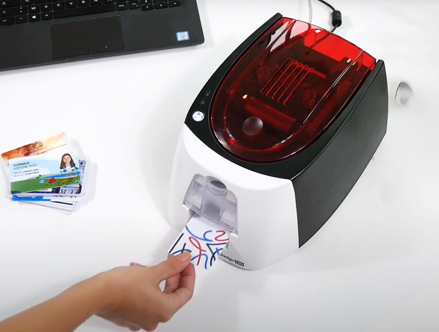 バッジー印刷シーン